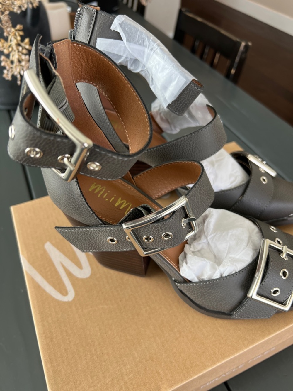 NEW Miracle Miles Hendrix Heels - Picture 6 of 13